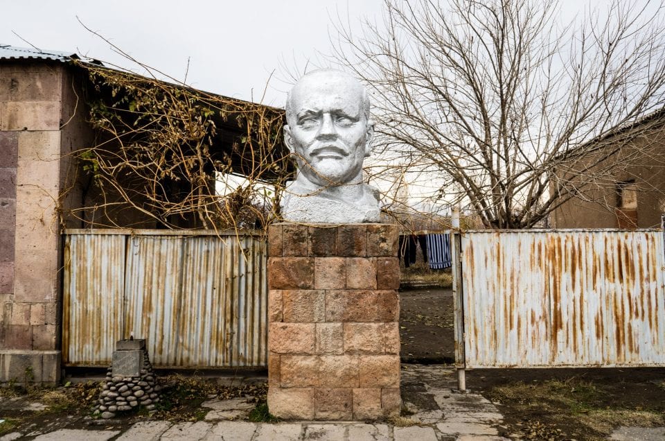 【亞美尼亞】80 歲老伯豎起世上最後的列寧像