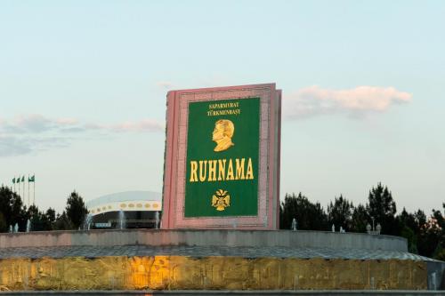 Turkmen-Ruhnama