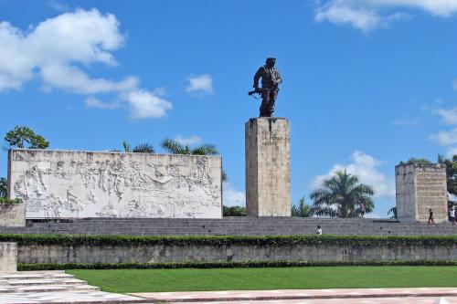 Cuba-santa-clara-che-statue-01